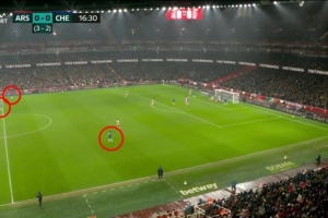 切尔西在阿森纳开角球时派3人反击，内维尔：很狡猾的小战术_高清直播