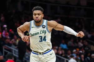 字母哥更推：传奇人物从不追逐他人 他们自带吸引力💯😎_高清直播