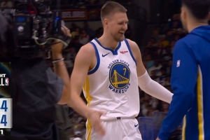 高炮台发威！波津连中2记三分 率勇士轰16-2领先10分打停掘金_高清直播