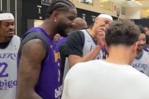 氛围拉满！湖人为克内克特&尼克·史密斯庆生 顿宝这破锣嗓子🤣_高清直播