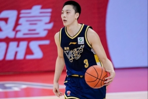 一言难尽！胡明轩出战26分钟 7中1&三分5中1仅拿3分 还有4犯_高清直播